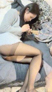 双飞高颜值粉嫩闺蜜！肤白貌美身材火辣遭大哥轮流无套内射，哥哥快射满她们！